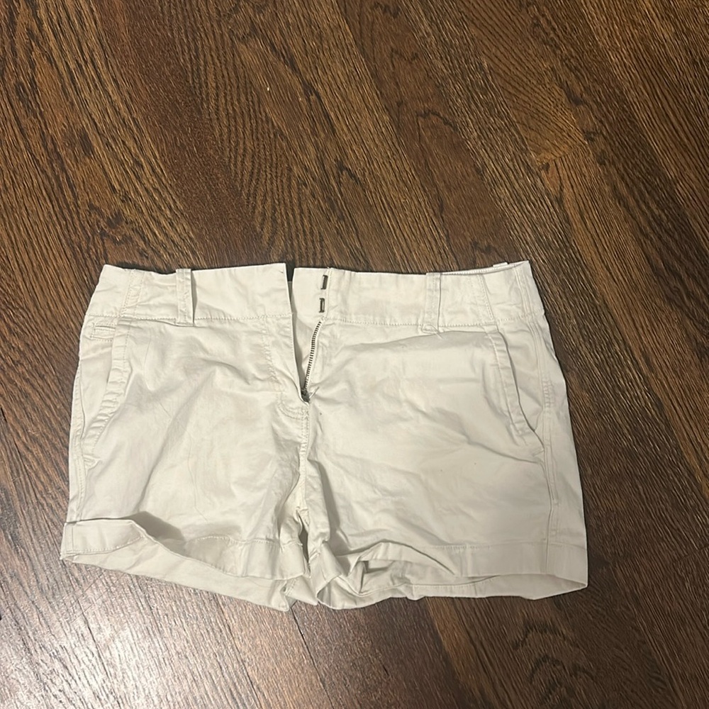 Vineyard vines khaki women’s shorts, size 6